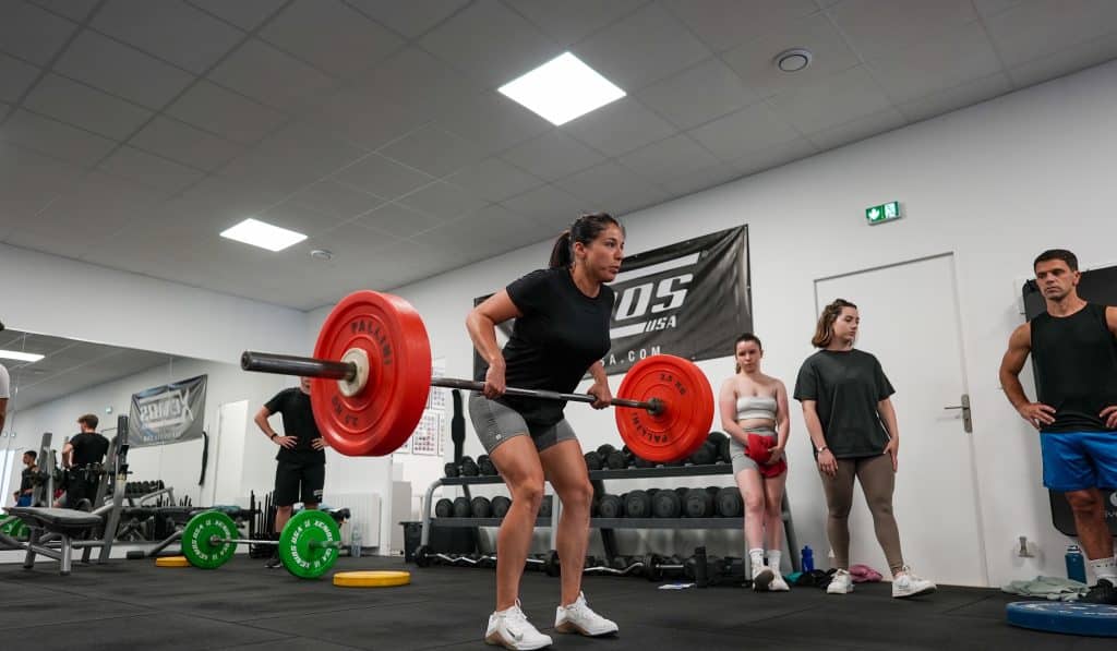photo d'une apprenante ENCP lorient en train de pratiquer de l'haltérophilie au sein de l'école