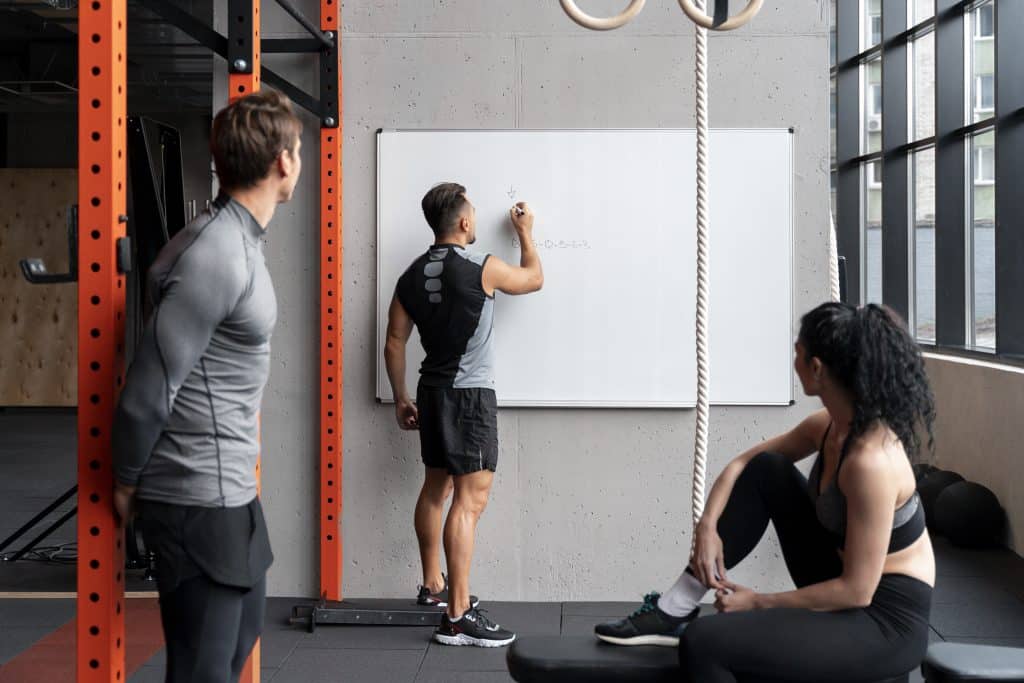 les gens au gymnase parlent et font des plans d exercice