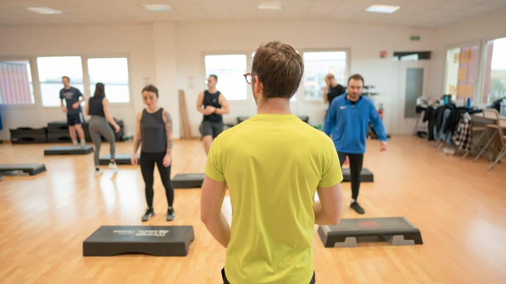 Cours collectif de step en salle de sport