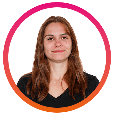 Femme souriante avec des cheveux bruns.