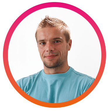 Homme en t-shirt bleu souriant