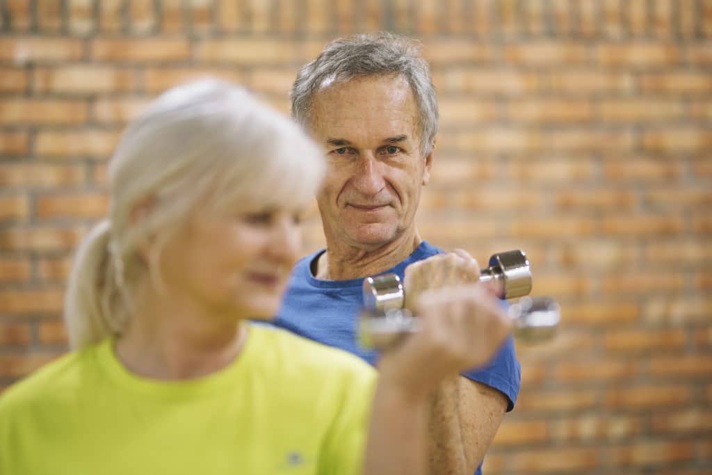 Personnes âgées faisant des exercices avec haltères.
