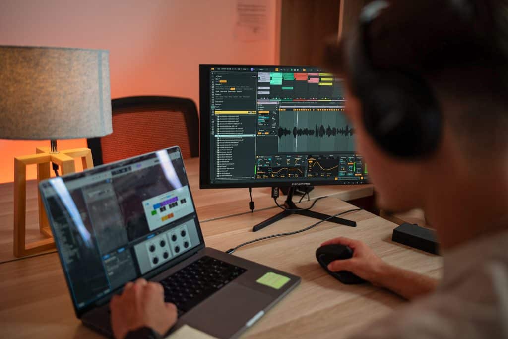 Homme travaillant sur la production musicale ordinateur.