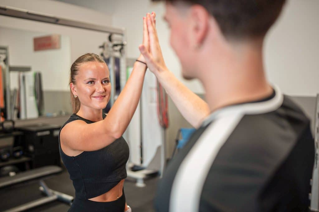 Personnes se tapant dans les mains à la gym.
