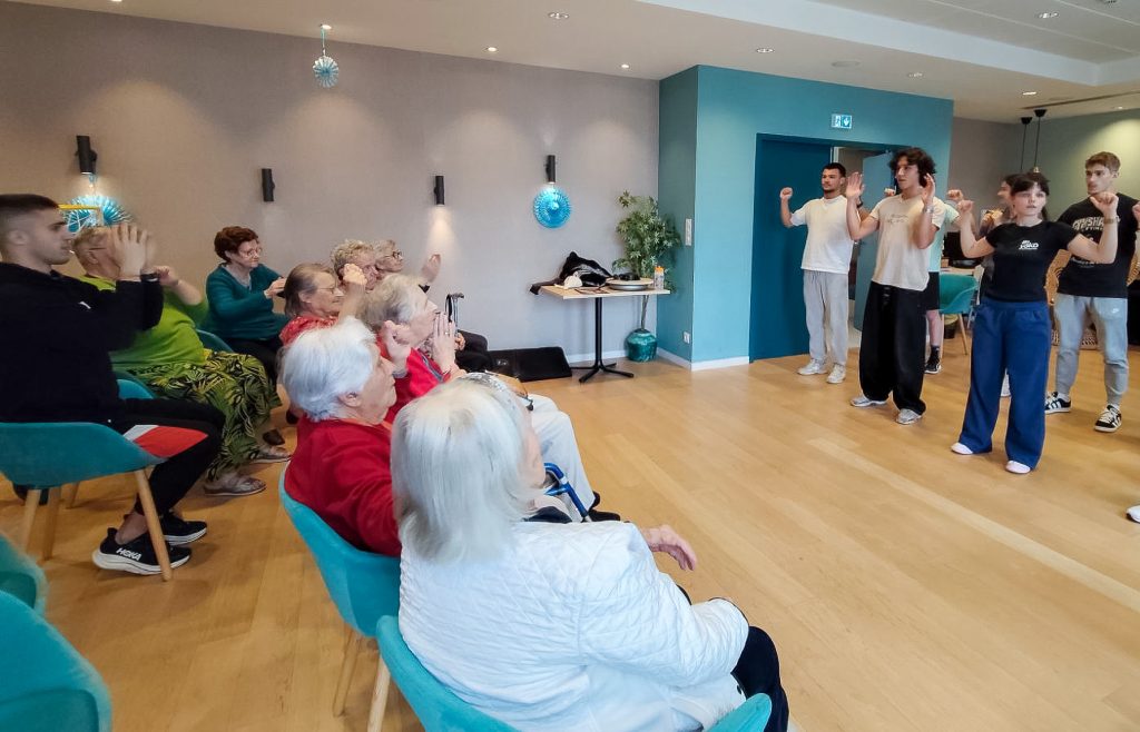 Atelier d'exercices intergénérationnel en maison de retraite