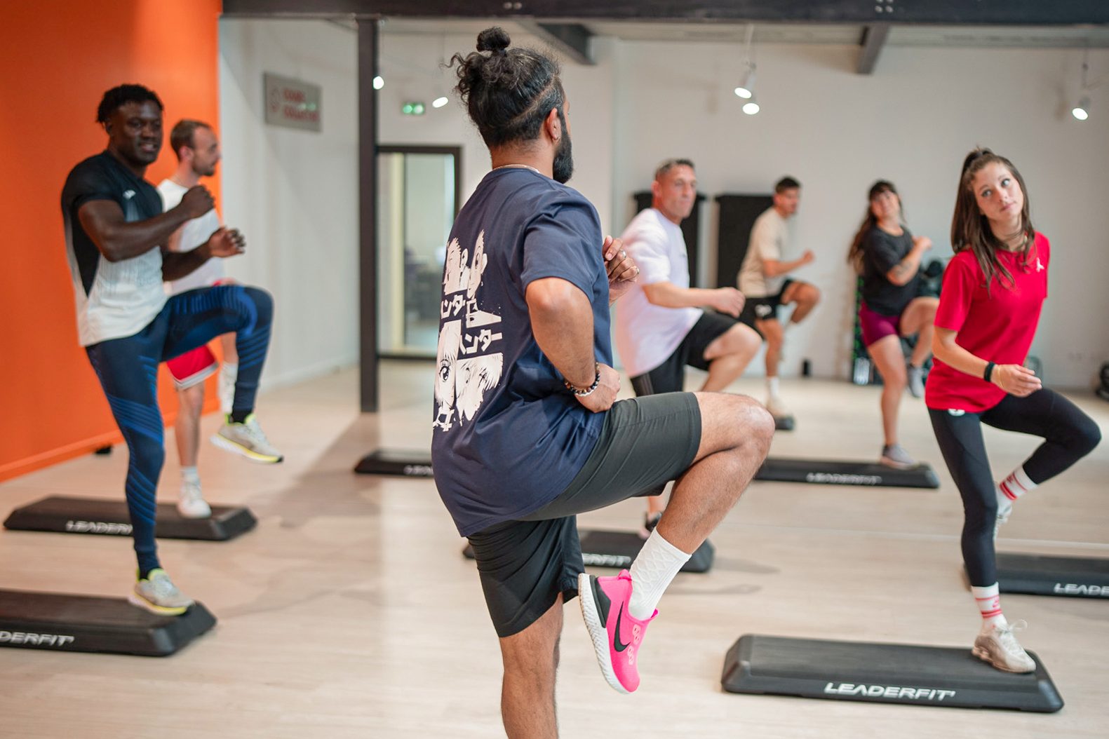 Cours de step en salle de sport