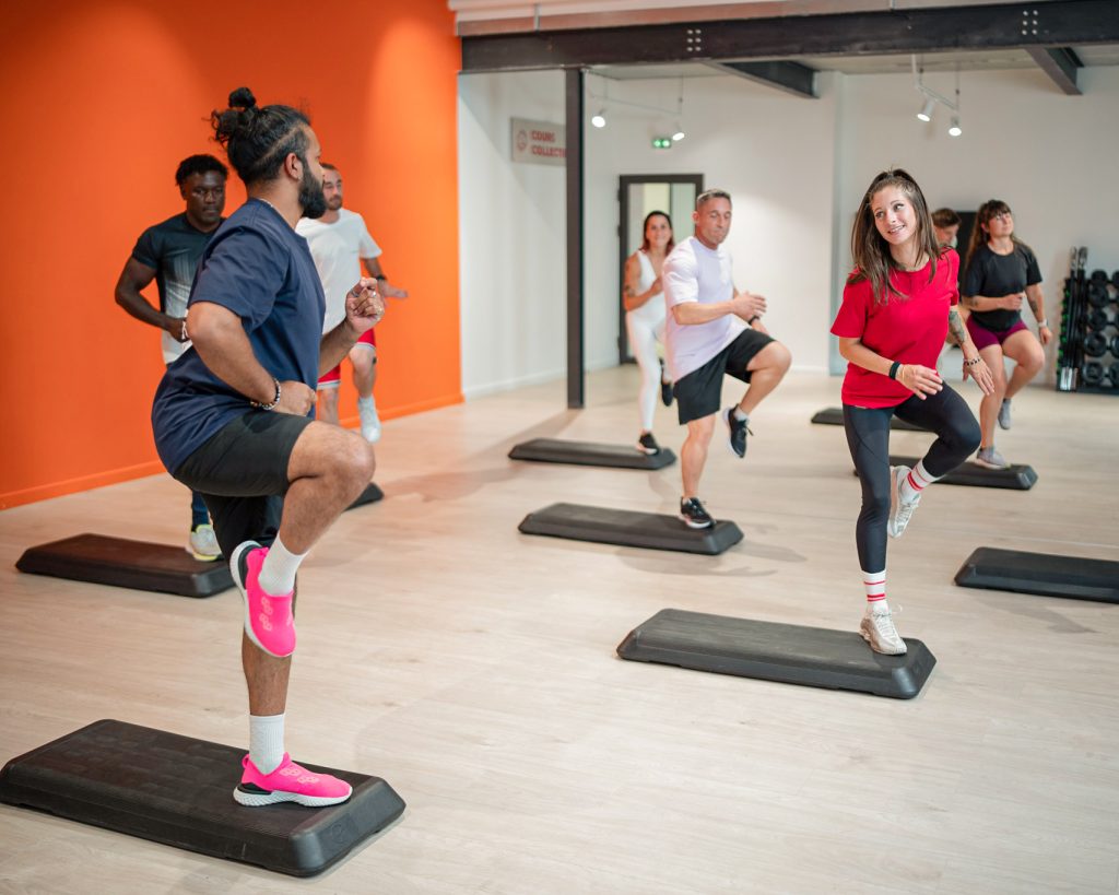 Cours de step en salle de sport
