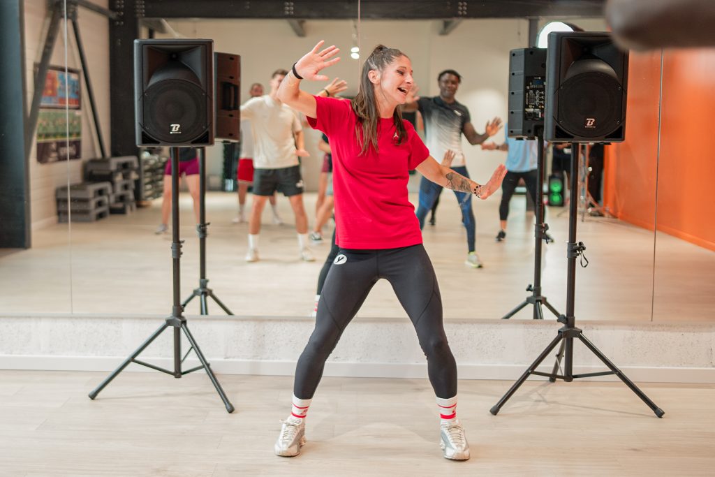 Coach anime un cours de danse fitness