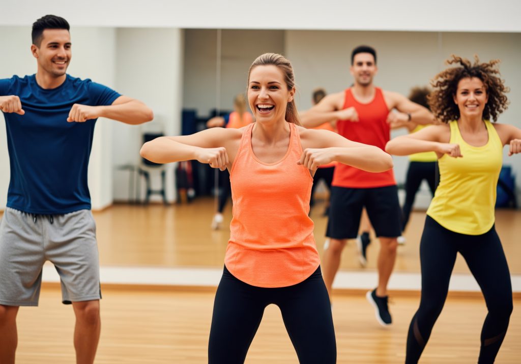 Cours de fitness en groupe dynamique en salle