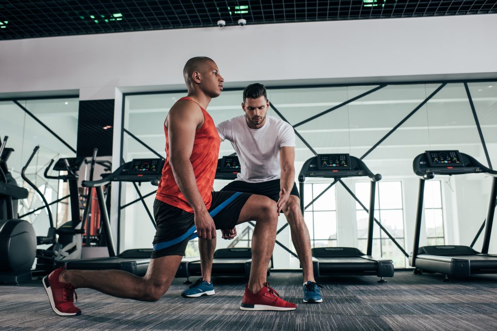 Coaching sportif en salle avec bande élastique