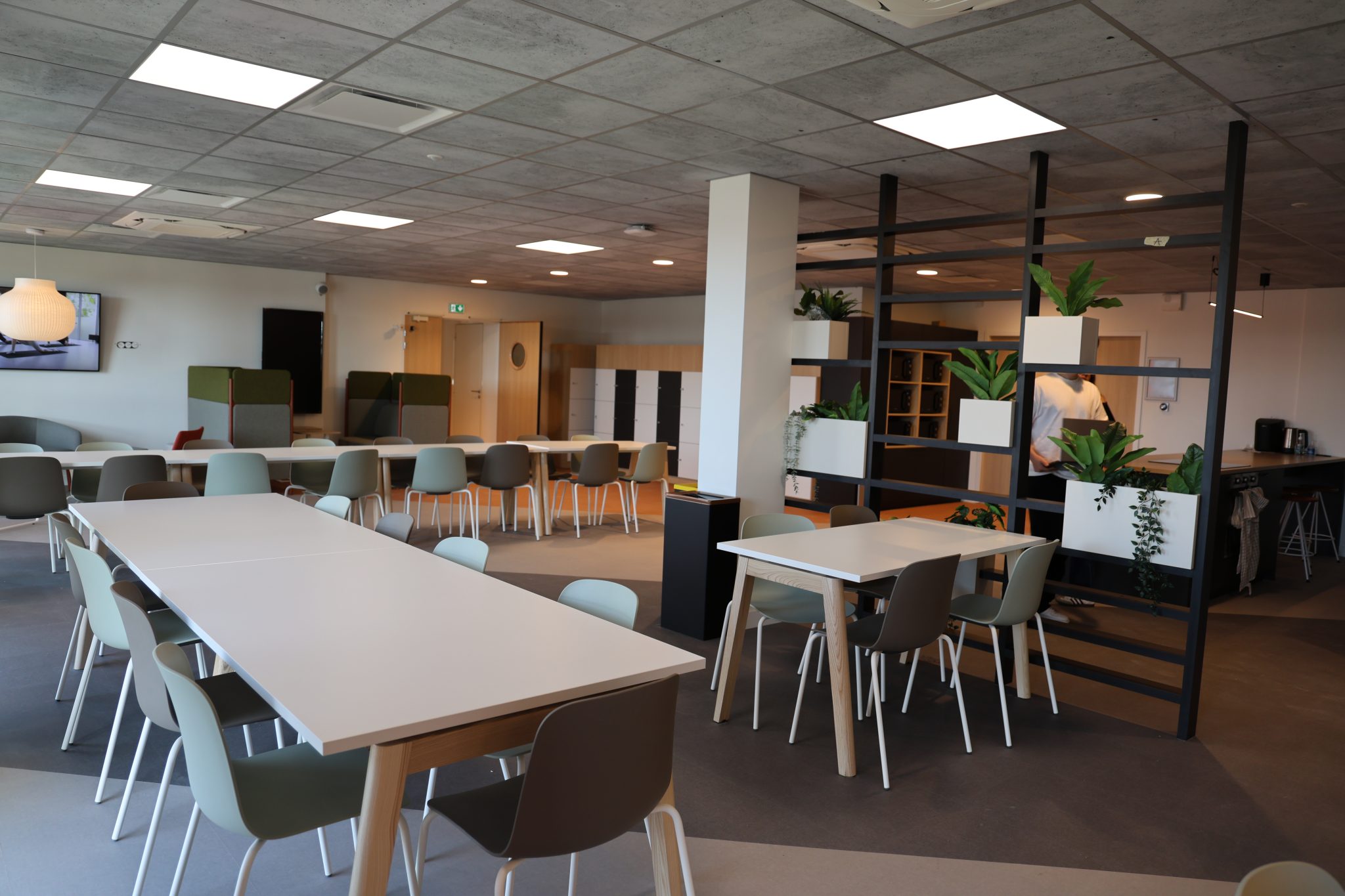 076a0058 Espace détente moderne avec tables et plantes