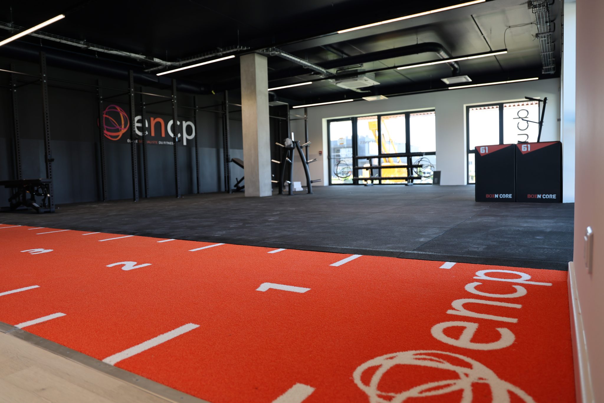 076a0085 Salle de sport moderne avec piste rouge intérieure