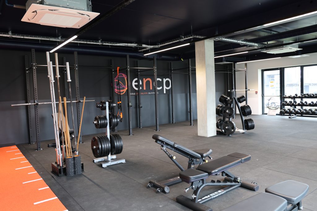 Salle de sport moderne avec équipements de musculation