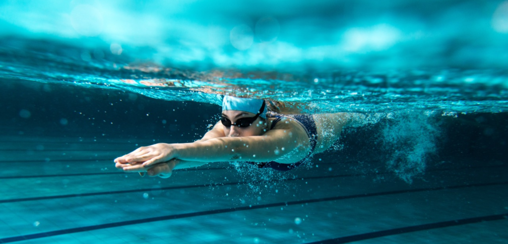 Nageuse en crawl sous l’eau en piscine